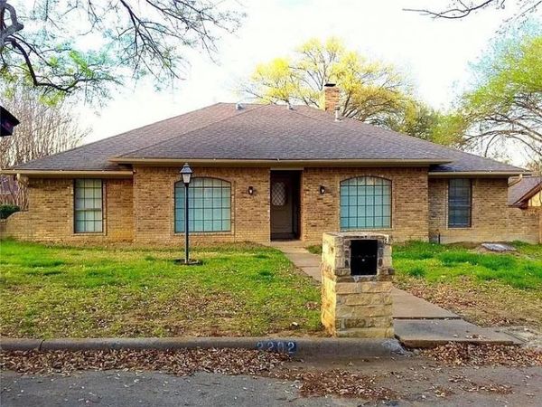 2202 Greenbriar Court, Grand Prairie, TX 75050