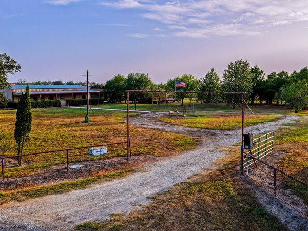 331 County Road 423, Stockdale, TX 78160