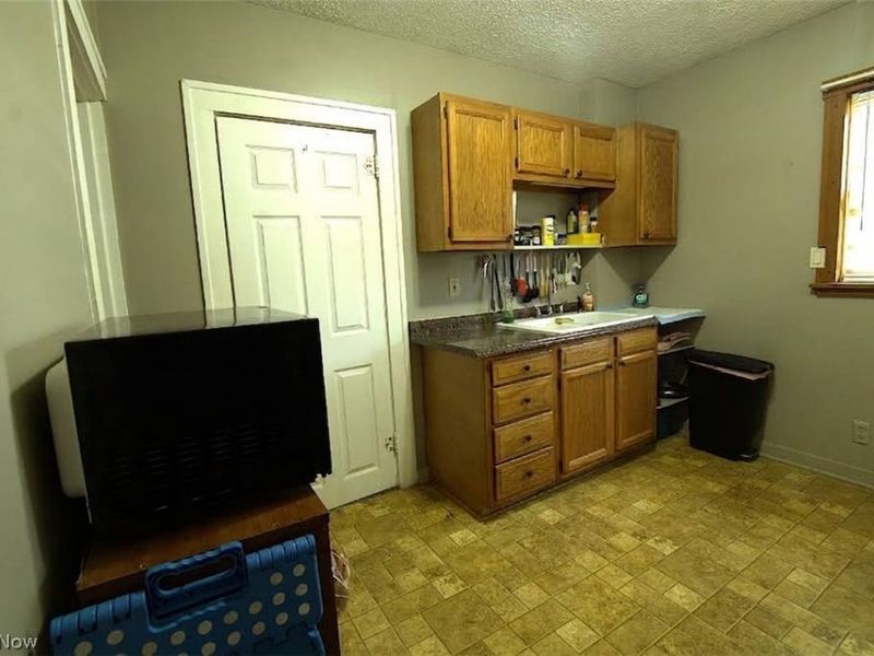 303 Van Street , Barberton, OH 44203 Photo 8