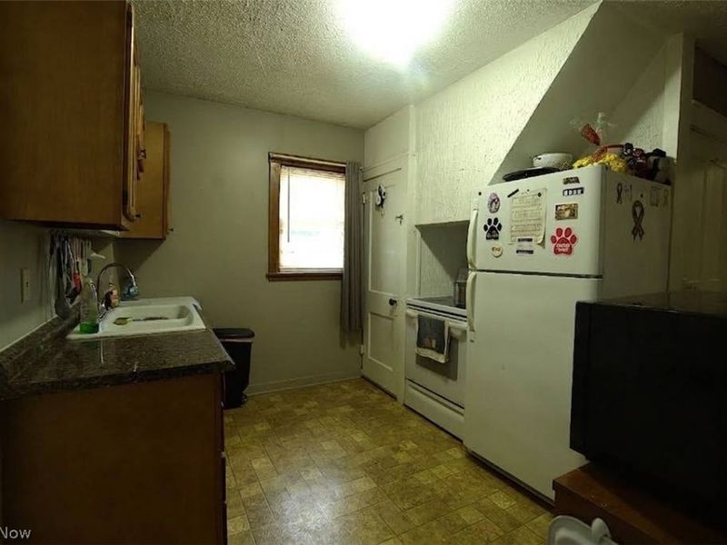 303 Van Street , Barberton, OH 44203 Photo 9