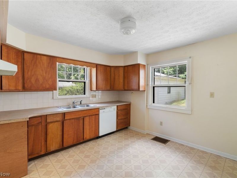 353 Southeast Avenue , Tallmadge, OH 44278 Photo 9