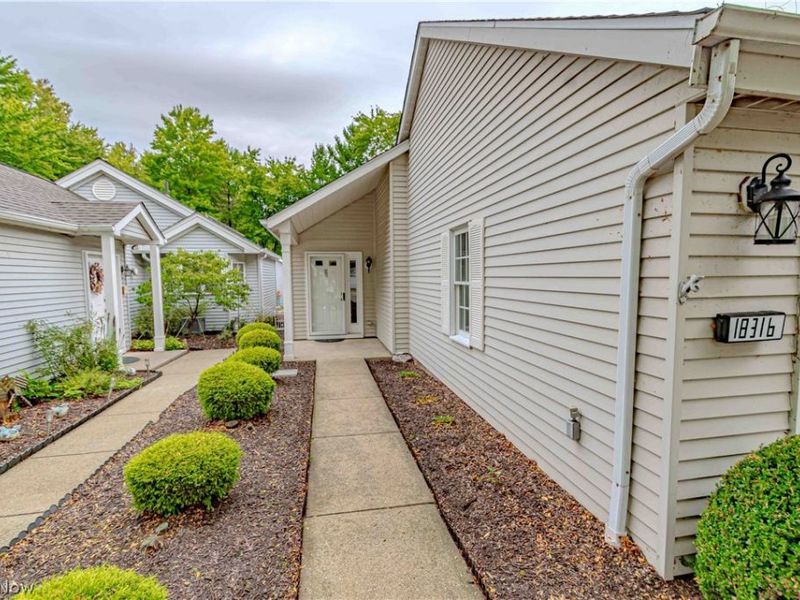 18316 Sherbrooke Oval , Strongsville, OH 44136 Photo 2