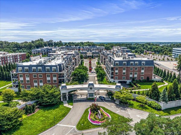 6000 Royal Court , Unit 6006, North Hills, NY 11040