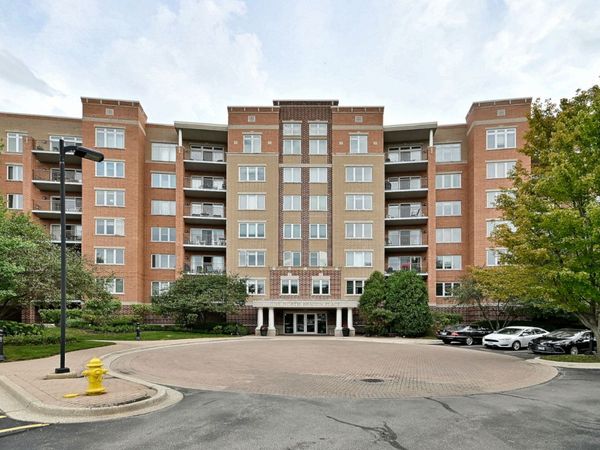 1 N Beacon Place , Unit 601, La Grange, IL 60525