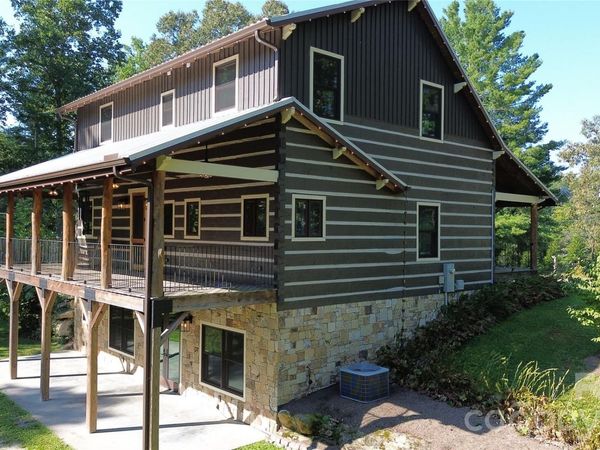 10 Black Bear Valley Drive, Hendersonville, NC 28792