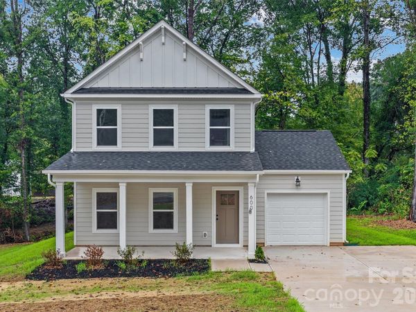 600 W Lewis Street , Dallas, NC 28034