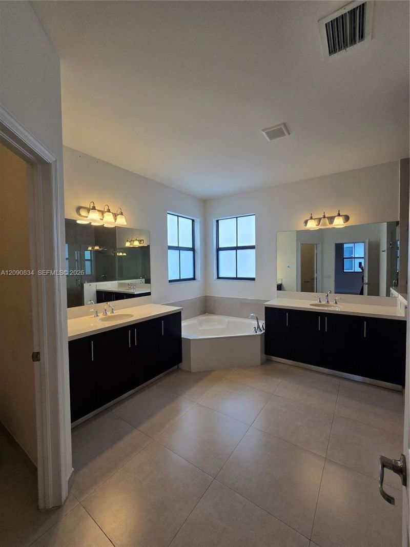 10433 NW 70th Ln , Doral, FL 33178 Photo
