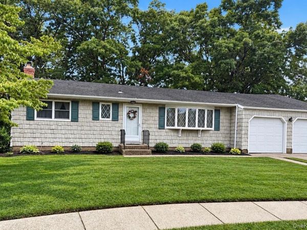 11 Whig Court, Holbrook, NY 11741