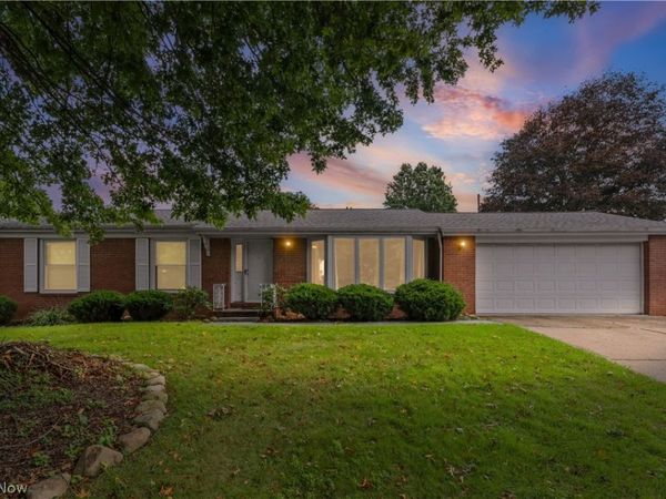 3724 Burrshire Drive NW, Canton, OH 44709
