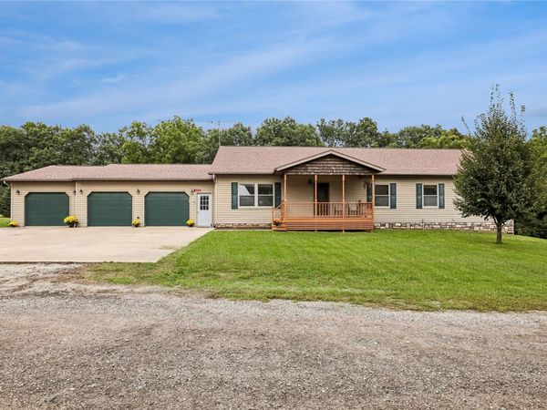 5712 22nd Ave Drive , Vinton, IA 52349