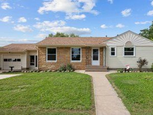 828 10th Street , Bettendorf, IA 52722
