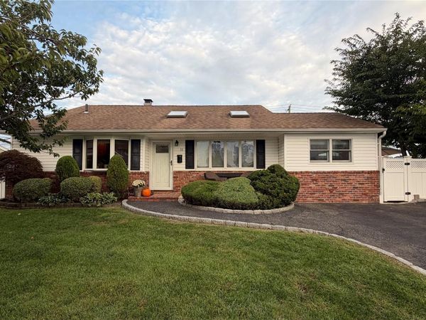 11 Lois Lane , Farmingdale, NY 11735