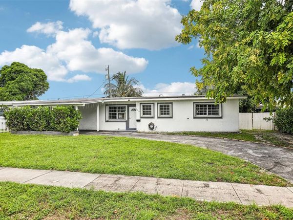 571 NE 172nd St , North Miami Beach, FL 33162