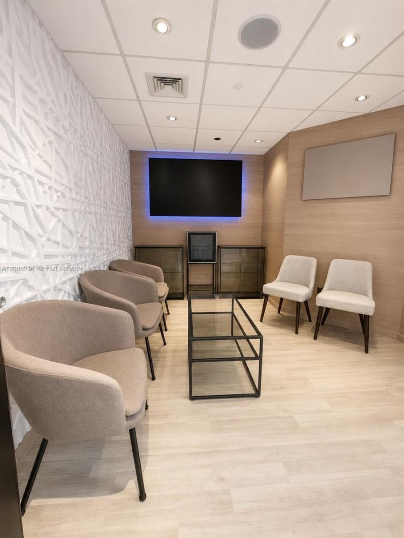 400 W 41st St, Unit 412, Miami Beach, FL 33140 Photo