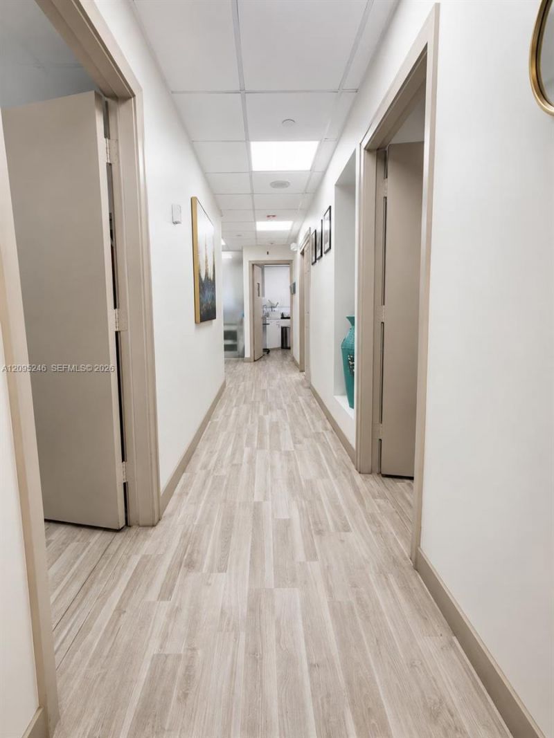 400 W 41st St, Unit 412, Miami Beach, FL 33140 Photo