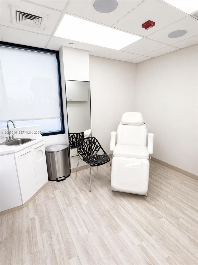 400 W 41st St, Unit 412, Miami Beach, FL 33140 Photo