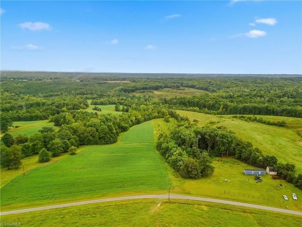 692 Topnot Road , Yanceyville, NC 27379