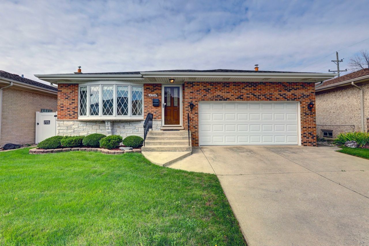 4734 N Maria Court, Chicago, IL 60656 Main Photo