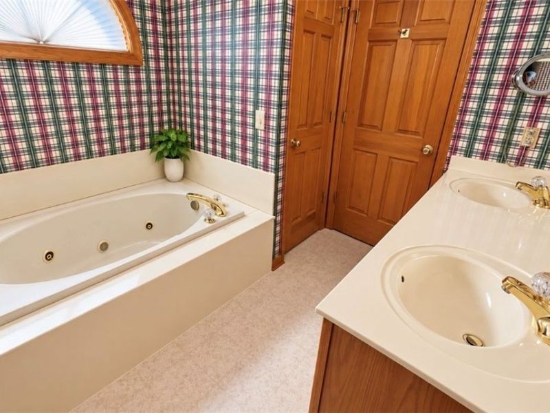 2548 Glenshire Circle , Uniontown, OH 44685 Photo 23