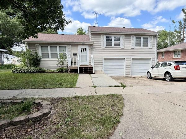 25 N WINDSOR CIR, Storm Lake, IA 50588