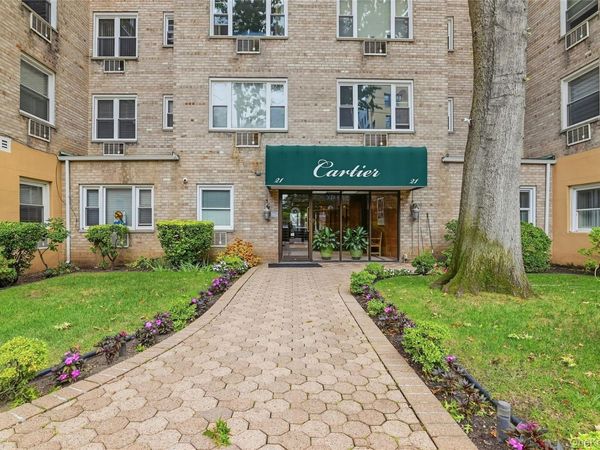 21 Bond Street , Unit 3J, Great Neck, NY 11021