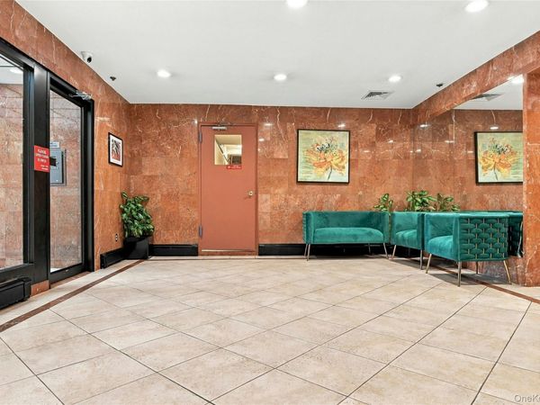 21 Bond Street , Unit 3J, Great Neck, NY 11021