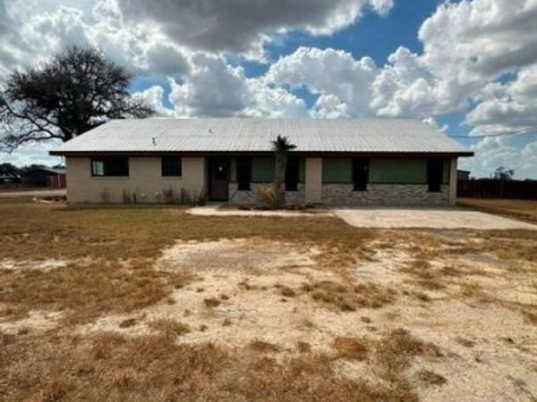 611 Lina Ln, Seguin, TX 78155