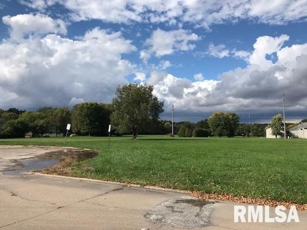 Pollock Drive, Macomb, IL 61455