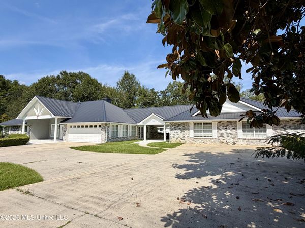 39 Oak Allee Drive, Picayune, MS 39466
