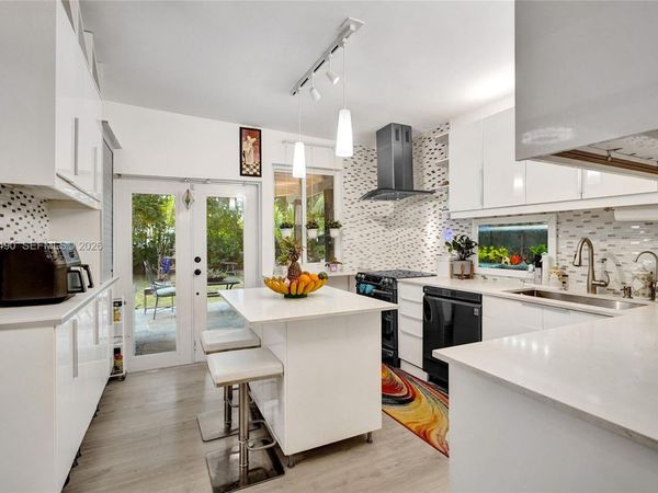 860 NE 127th St , North Miami, FL 33161