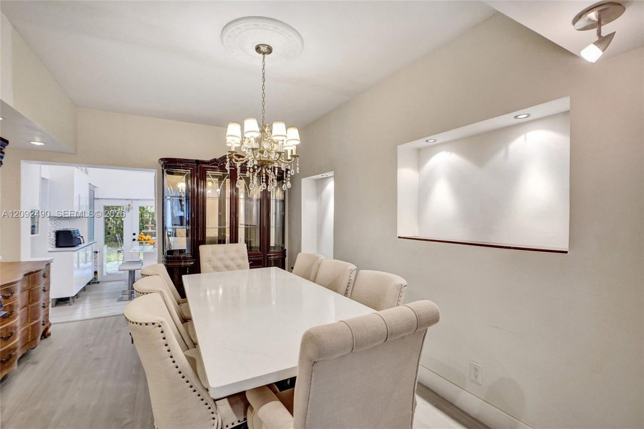 860 NE 127th St , North Miami, FL 33161 Photo