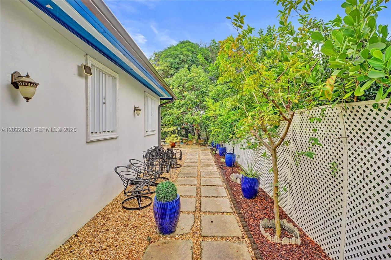 860 NE 127th St , North Miami, FL 33161 Photo