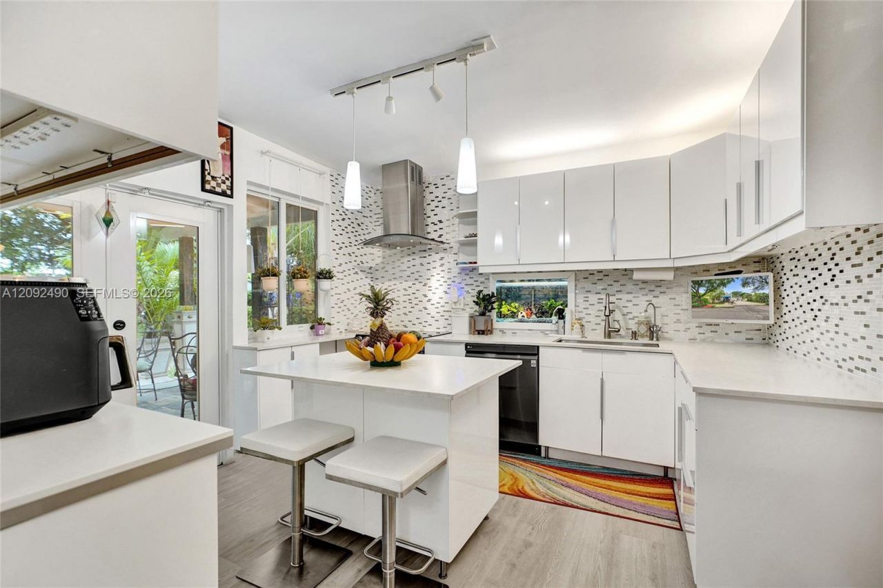 860 NE 127th St , North Miami, FL 33161 Photo