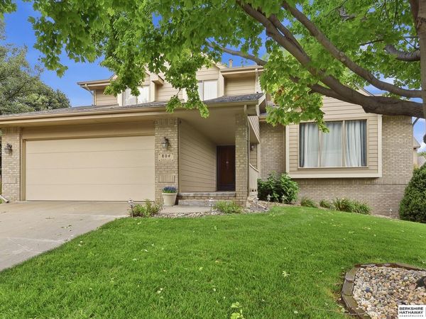 804 Auburn Lane, Papillion, NE 68046