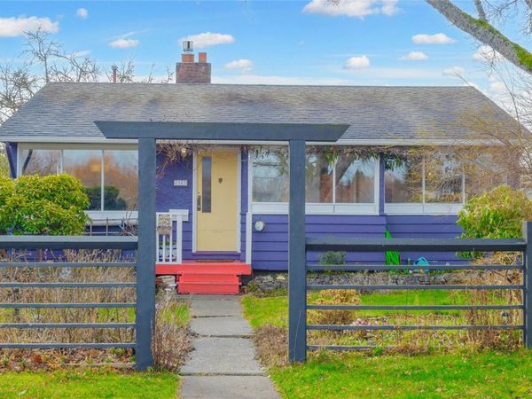 1747 Newton St , Victoria, BC V8R 2R1