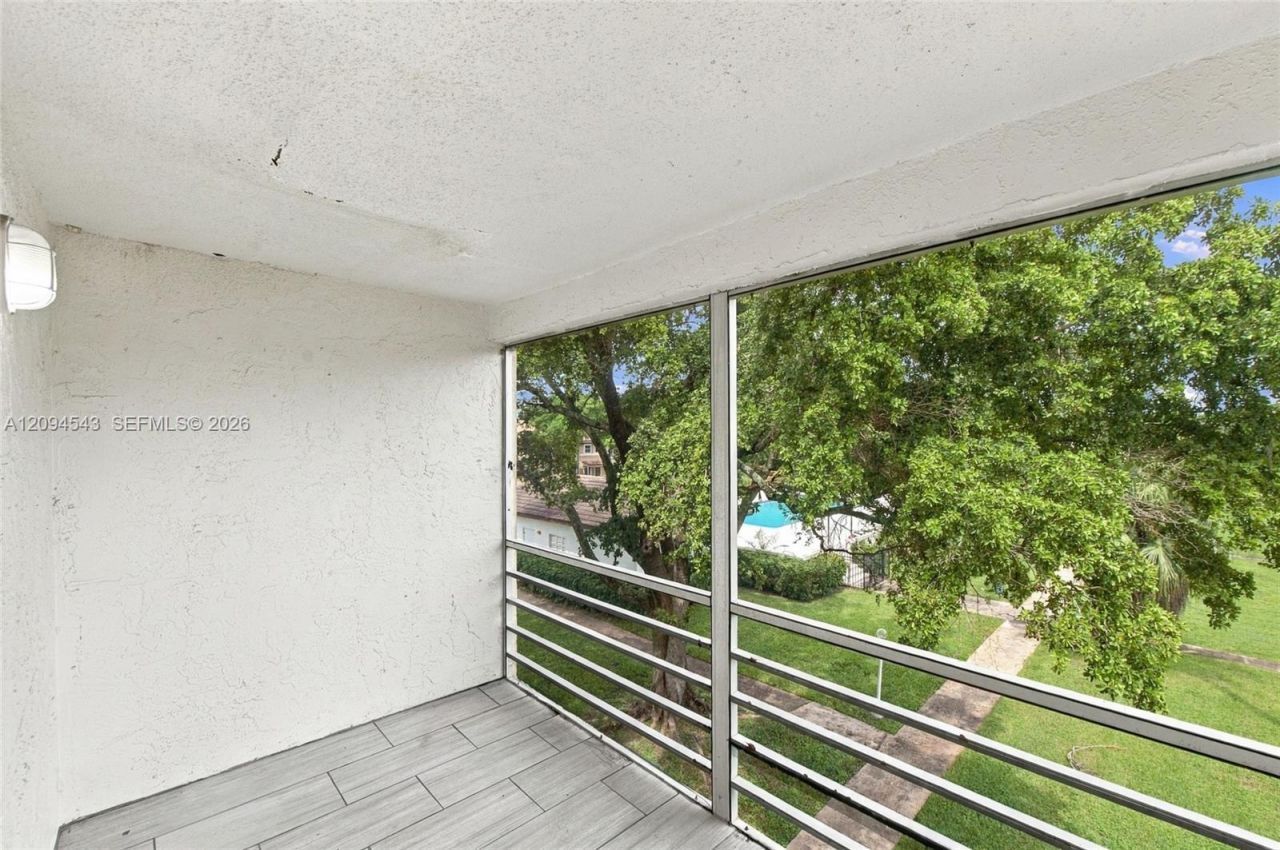 2700 Riverside Dr , Unit 302-B, Coral Springs, FL 33065 Photo