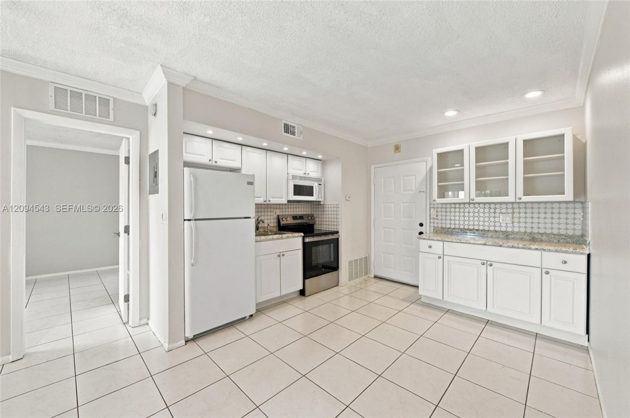 2700 Riverside Dr , Unit 302-B, Coral Springs, FL 33065 Photo