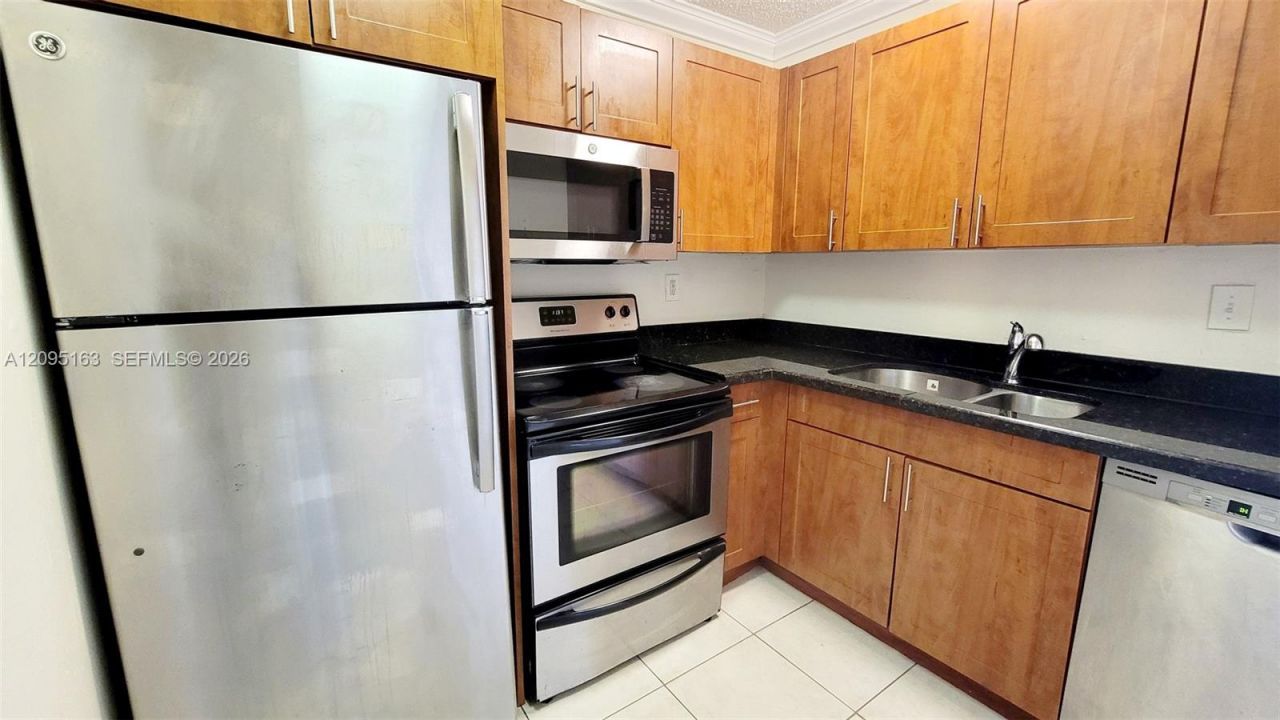 494 NW 165th St Rd , Unit C-602, Miami, FL 33169 Photo
