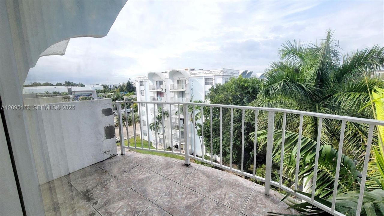 494 NW 165th St Rd , Unit C-602, Miami, FL 33169 Photo