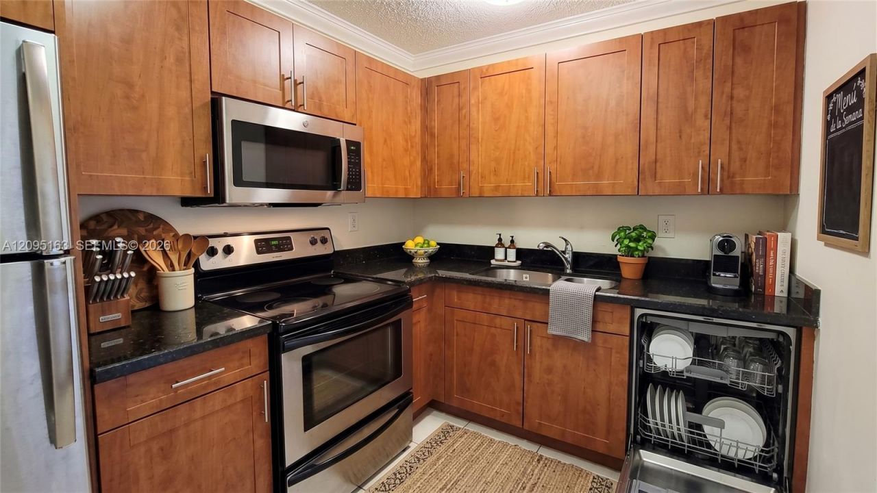494 NW 165th St Rd , Unit C-602, Miami, FL 33169 Photo