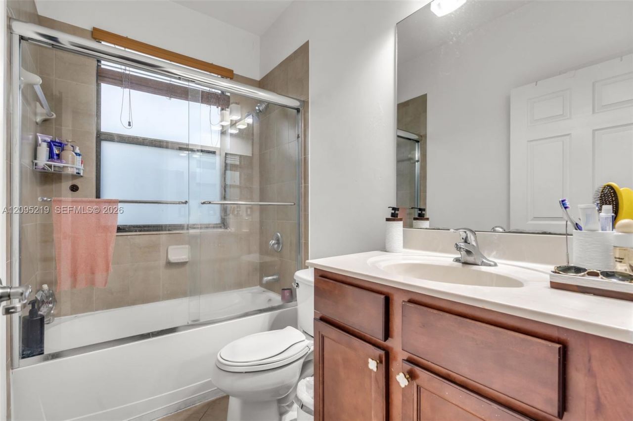 8818 W 33 Rd Ave, Hialeah, FL 33018 Photo