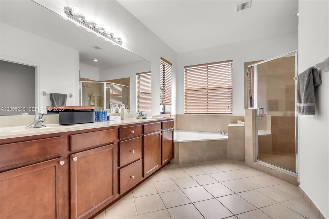 8818 W 33 Rd Ave, Hialeah, FL 33018 Photo