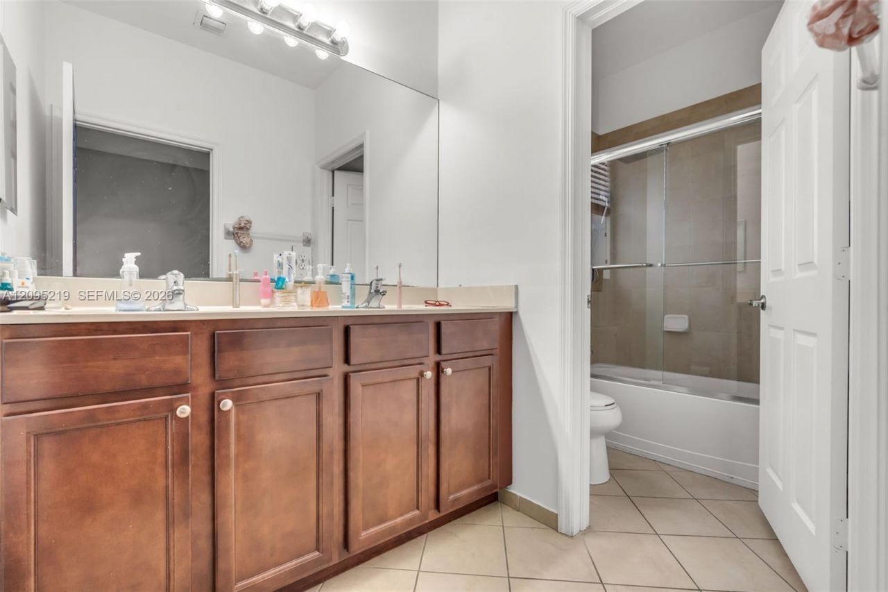 8818 W 33 Rd Ave, Hialeah, FL 33018 Photo