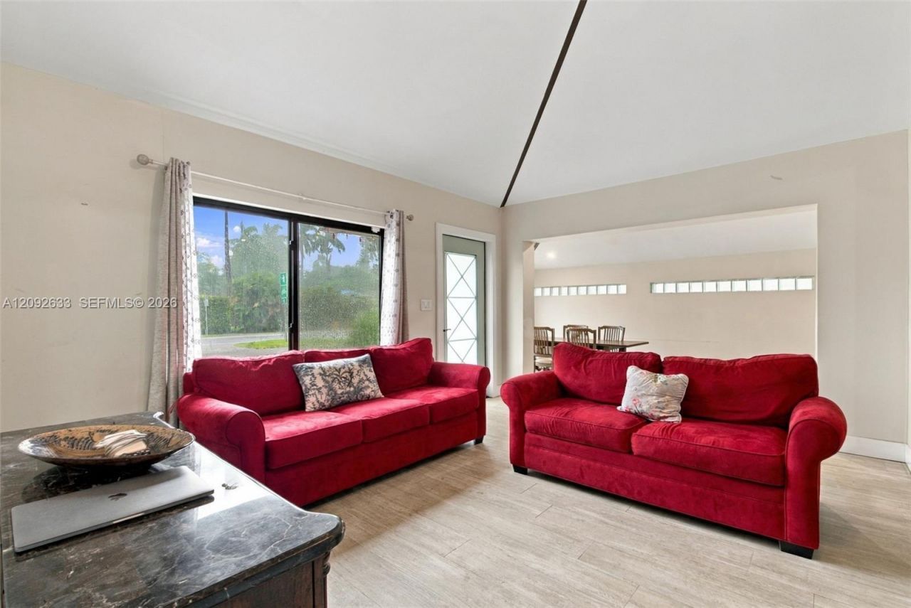 565 East Dr , Miami Springs, FL 33166 Photo