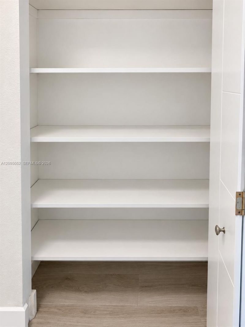 500 W Bayview Dr , Unit 621, Sunny Isles Beach, FL 33160 Photo