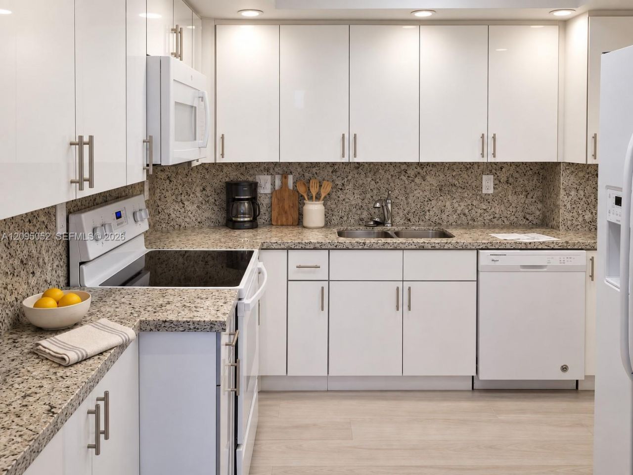 500 W Bayview Dr , Unit 621, Sunny Isles Beach, FL 33160 Photo