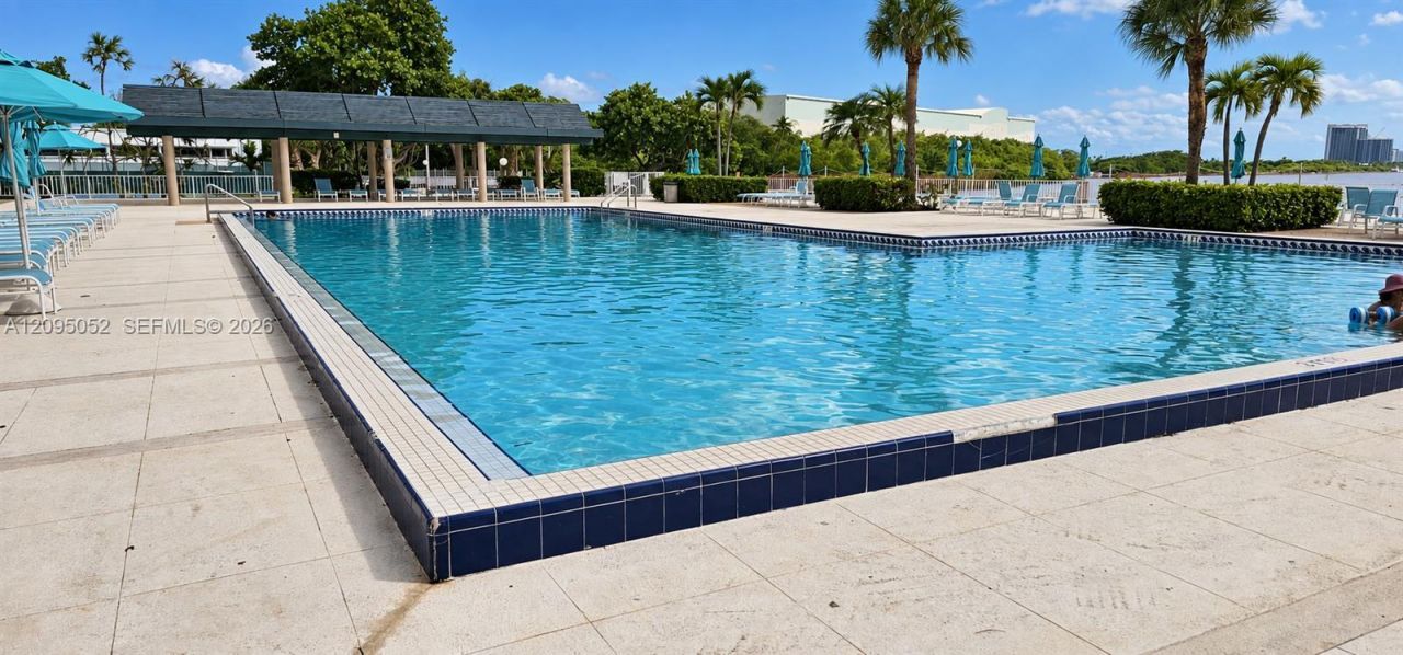 500 W Bayview Dr , Unit 621, Sunny Isles Beach, FL 33160 Photo