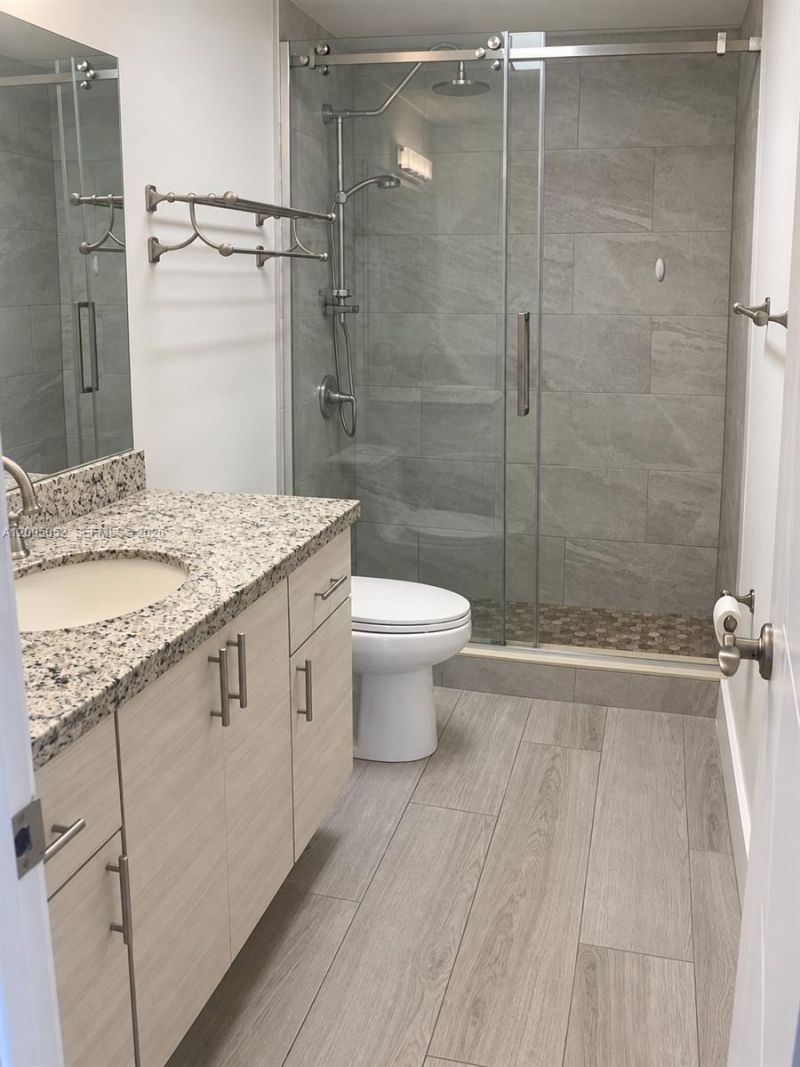 500 W Bayview Dr , Unit 621, Sunny Isles Beach, FL 33160 Photo