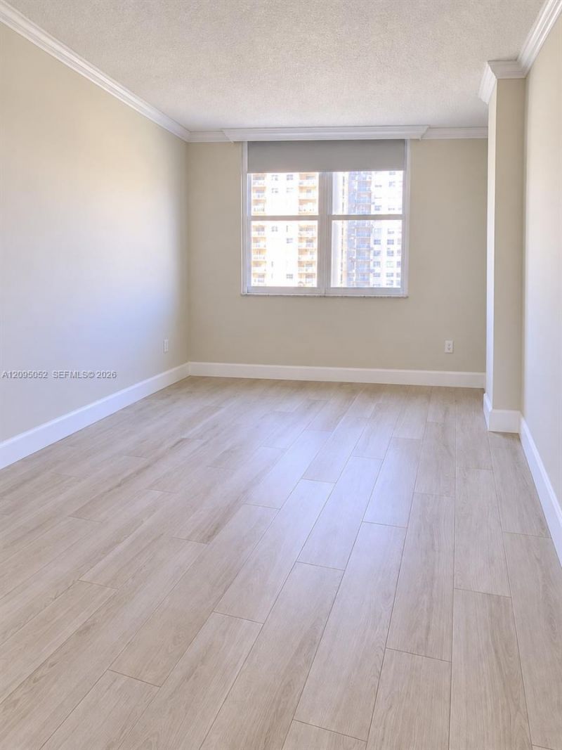 500 W Bayview Dr , Unit 621, Sunny Isles Beach, FL 33160 Photo