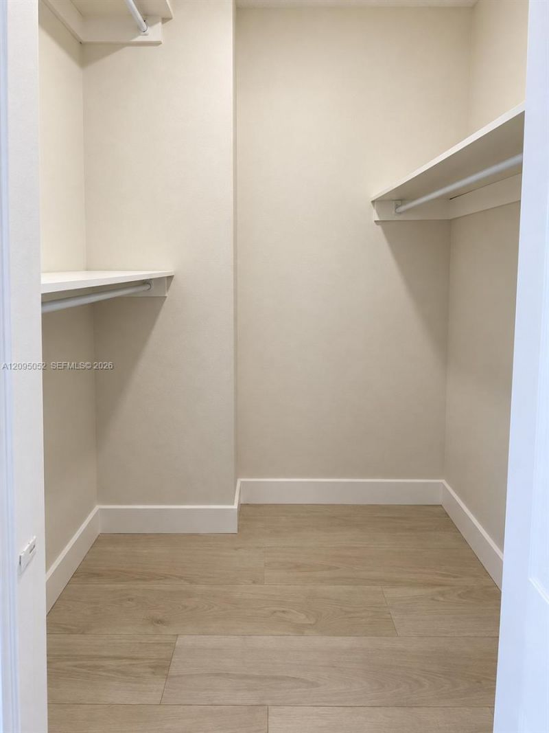 500 W Bayview Dr , Unit 621, Sunny Isles Beach, FL 33160 Photo